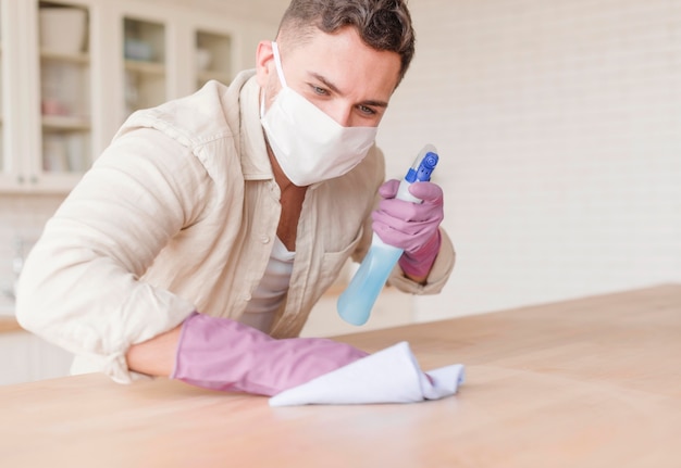 Uomo con guanti in possesso di disinfettante