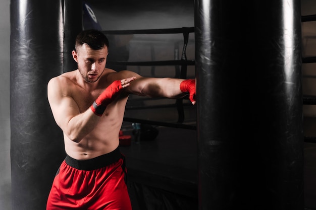 Uomo con i guanti rossi boxe