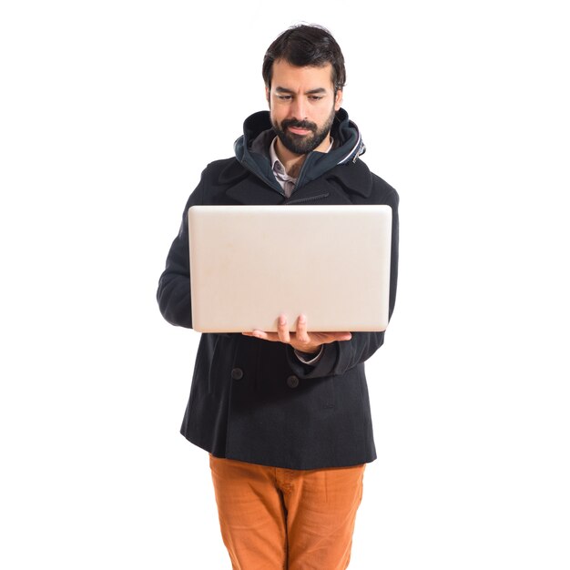 Uomo con il computer portatile su sfondo bianco