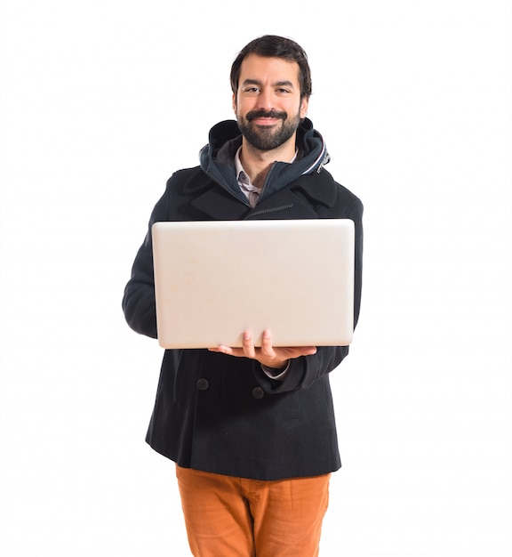 Uomo con il computer portatile su sfondo bianco