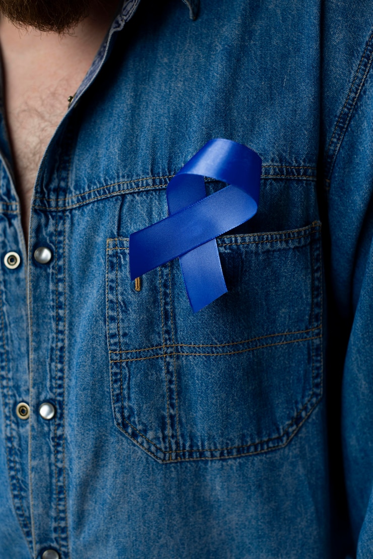 Foto gratuito uomo con il nastro del cancro alla prostata