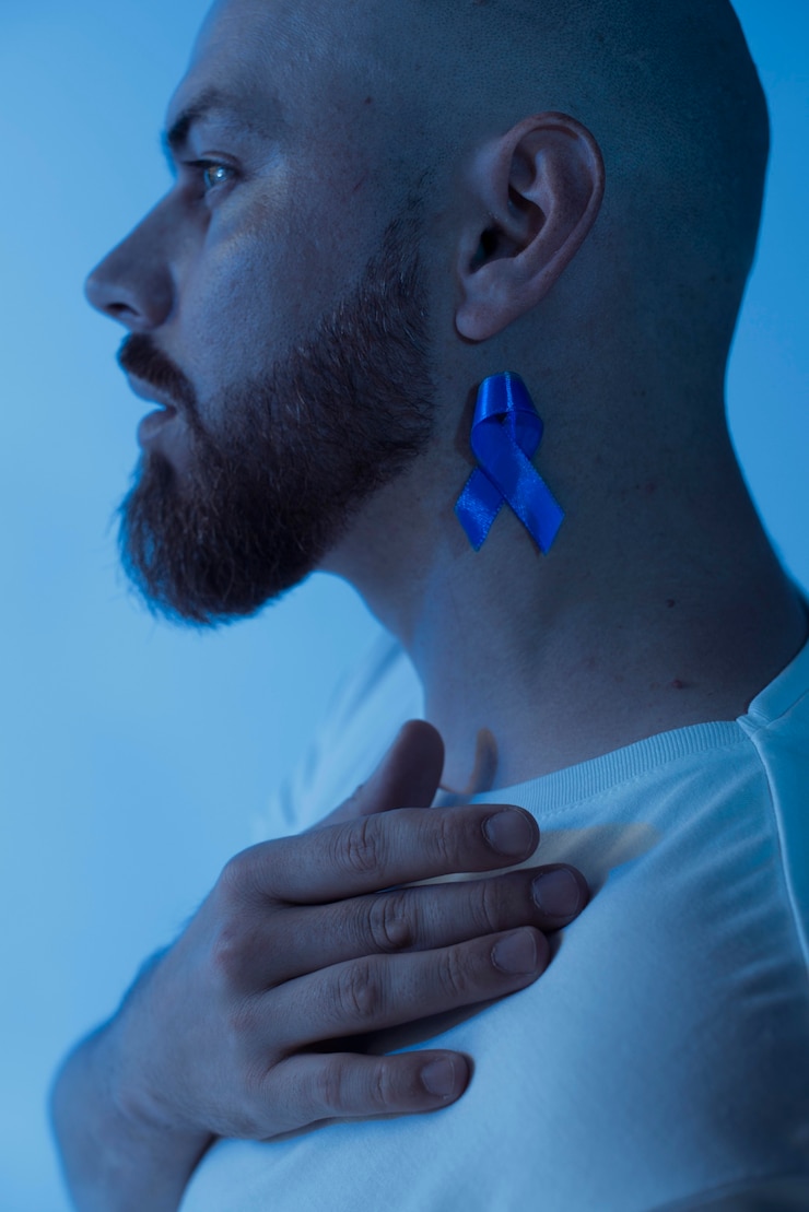 Foto gratuito uomo con il nastro del cancro alla prostata