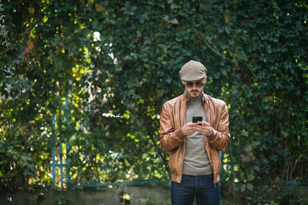 Uomo con il telefono