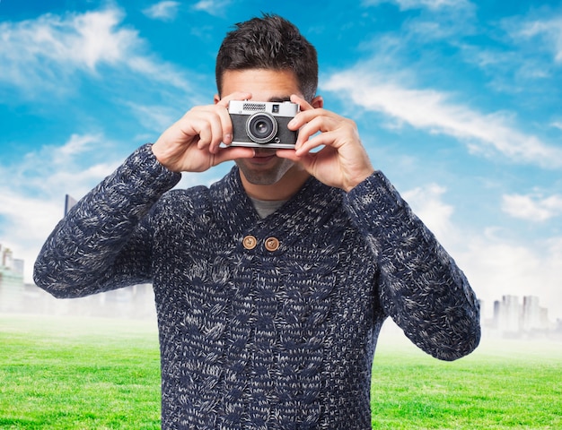 uomo con in mano una macchina fotografica