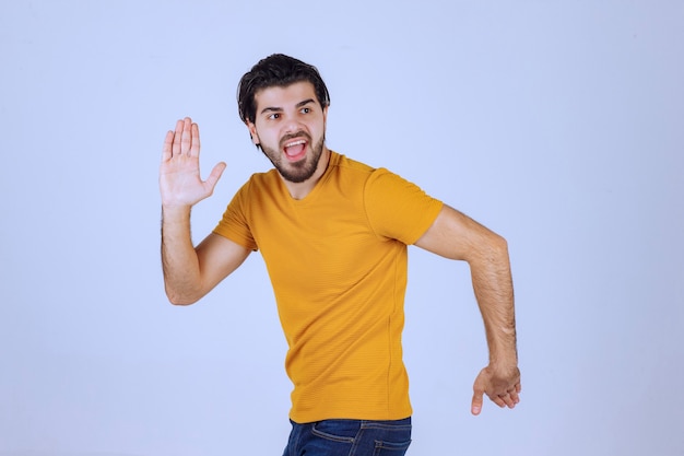 Uomo con la barba che corre di fretta