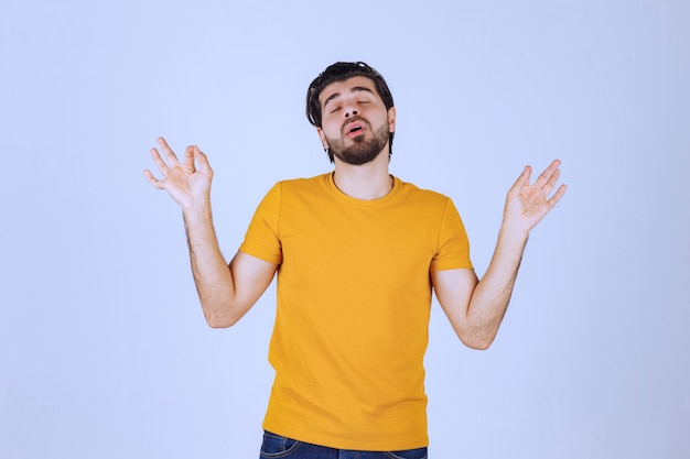 Uomo con la barba che ferma qualcosa