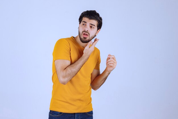 Uomo con la barba che indica qualcosa sopra