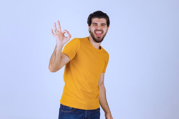 Uomo con la barba che mostra un cerchio segno ok