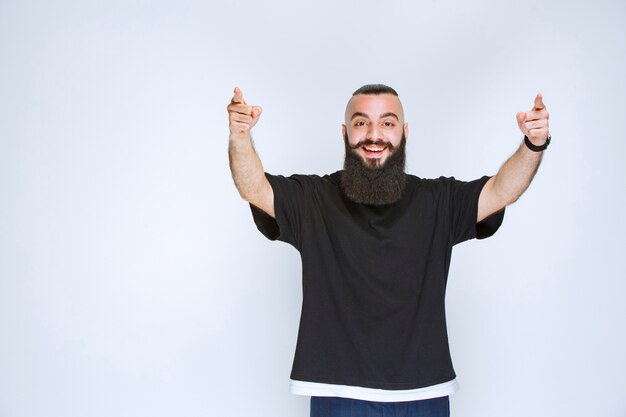 Uomo con la barba che nota la persona davanti.