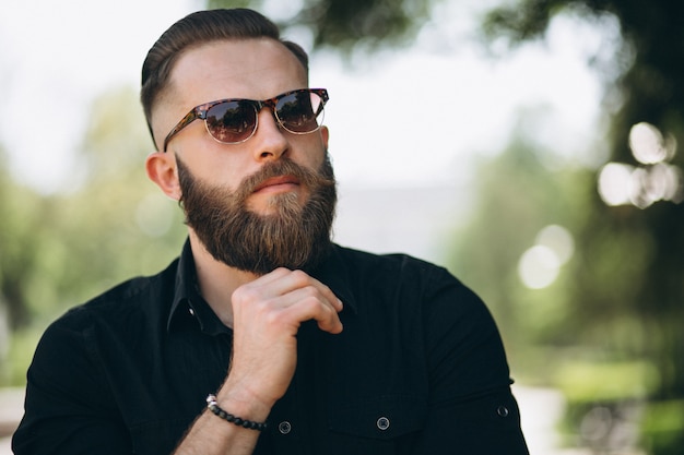 Uomo con la barba