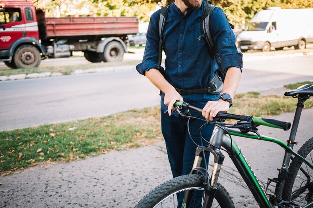 Uomo con la bici