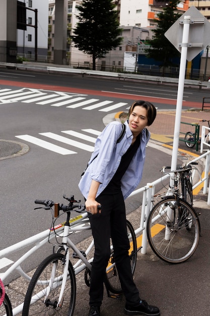 Uomo con la bicicletta in città