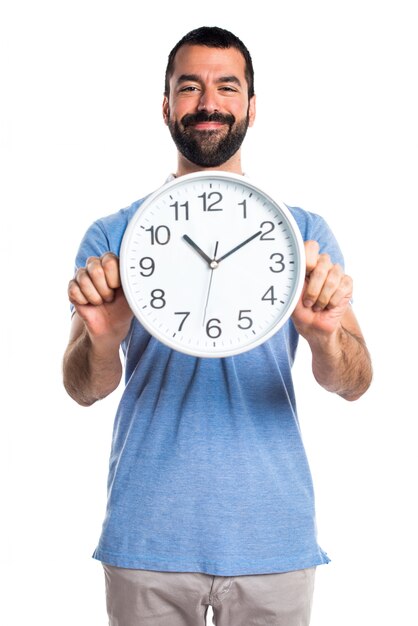 Uomo con la camicia blu che tiene orologio