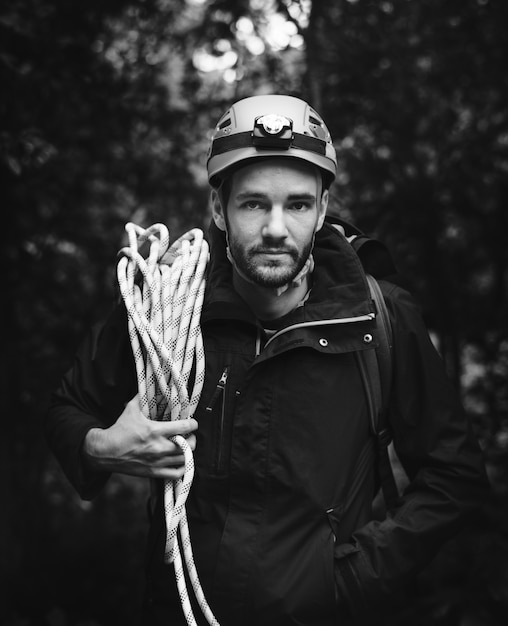 Uomo con la corda di arrampicata