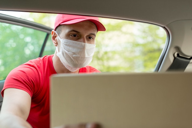 Uomo con la maschera che tiene la scatola