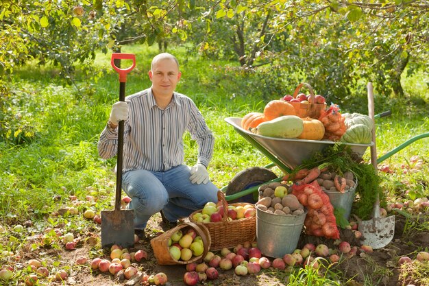 Uomo con la raccolta di verdure