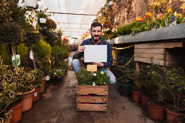 Uomo con la scatola di carta vicino con i fiori