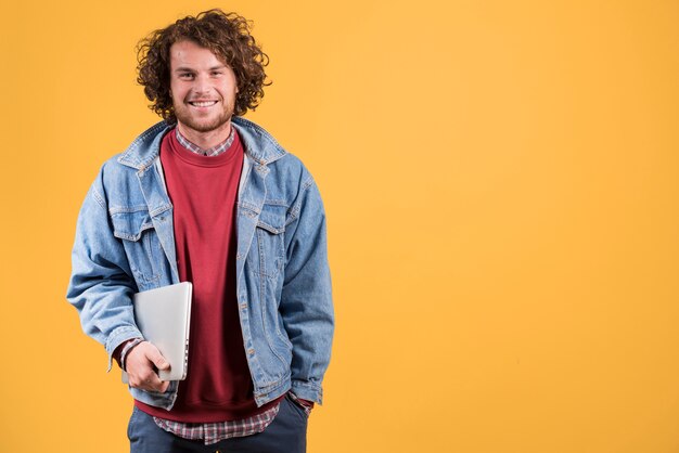 Uomo con laptop e copyspace