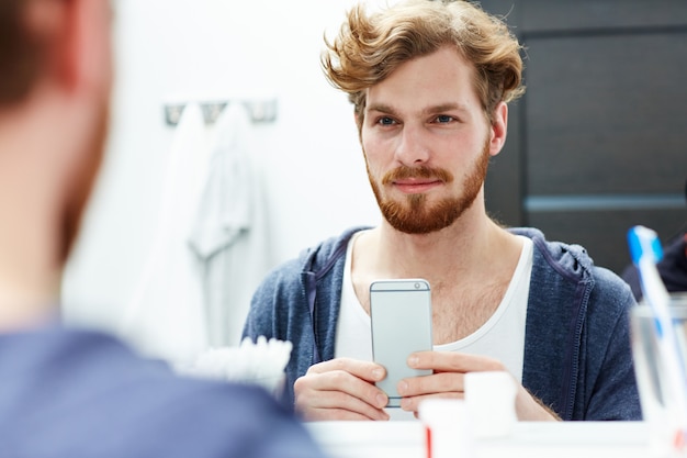 Uomo con lo smartphone