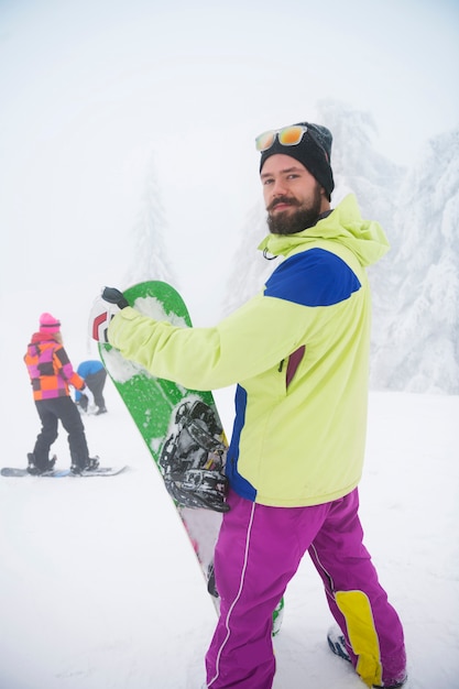 Uomo con lo snowboard durante il periodo invernale