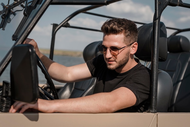 Uomo con occhiali da sole che viaggiano da soli in auto