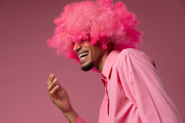 Uomo con parrucca rosa, colpo medio