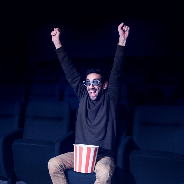 Uomo con popcorn al cinema