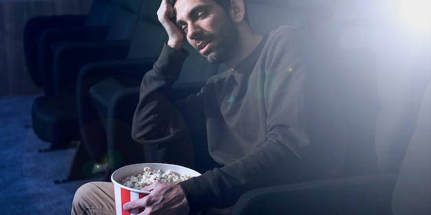 Uomo con popcorn al cinema