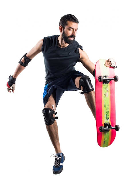 Uomo con salto di skateboard