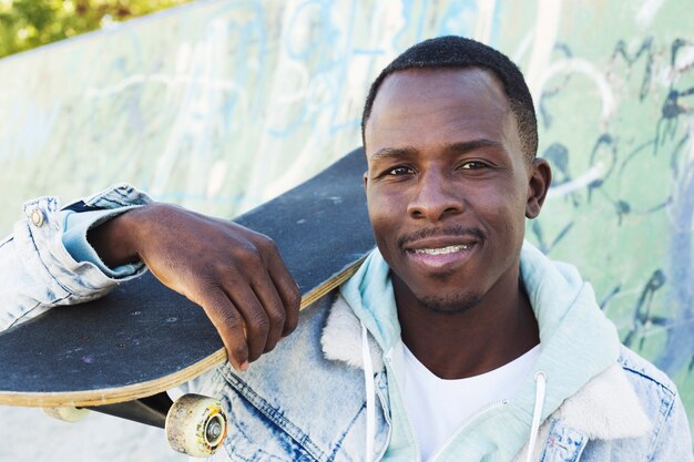 Uomo con skateboard in ambiente urbano