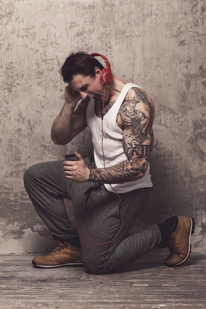 Uomo con tatuaggio ascoltando musica