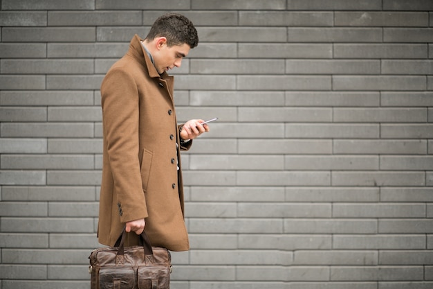 Uomo con telefono fuori