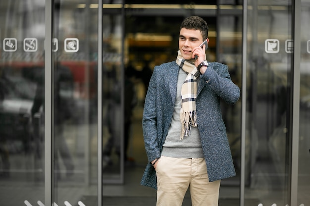 Uomo con telefono fuori