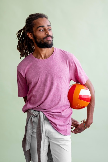 Uomo con teme giocando a basket mentre distoglie lo sguardo