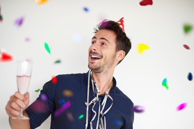 Uomo con un bicchiere di buon champagne