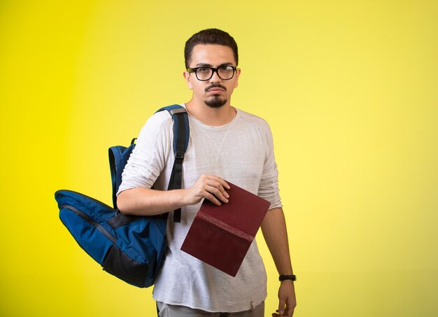 Uomo con un libro aperto in mano.