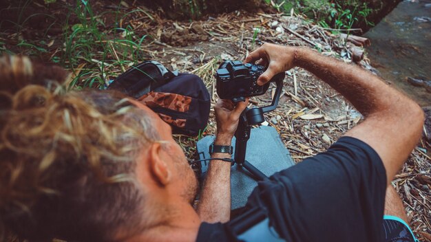 Uomo con una macchina fotografica.