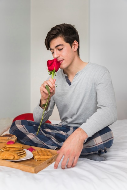 Uomo con una rosa rossa il giorno di San Valentino