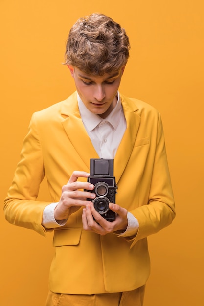 Uomo con una videocamera in una scena gialla