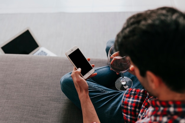 Uomo con vino tramite smartphone