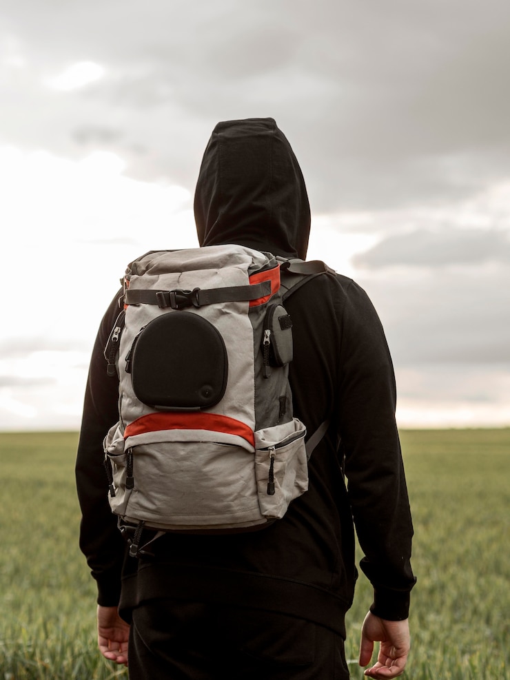 Foto gratuito uomo con zaino in viaggio