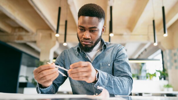 Uomo concentrato che lavora al progetto