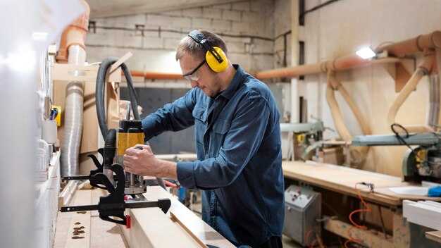 Uomo creativo che lavora in un laboratorio di legno