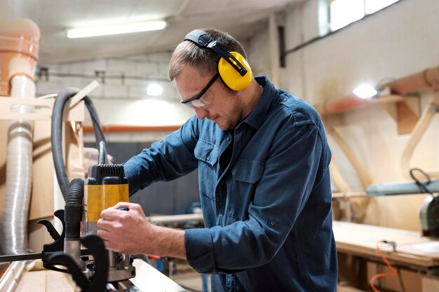 Uomo creativo che lavora in un laboratorio di legno