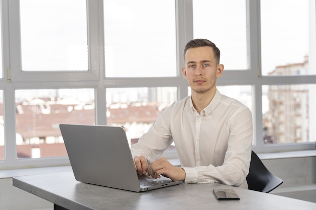 Uomo d'affari al lavoro