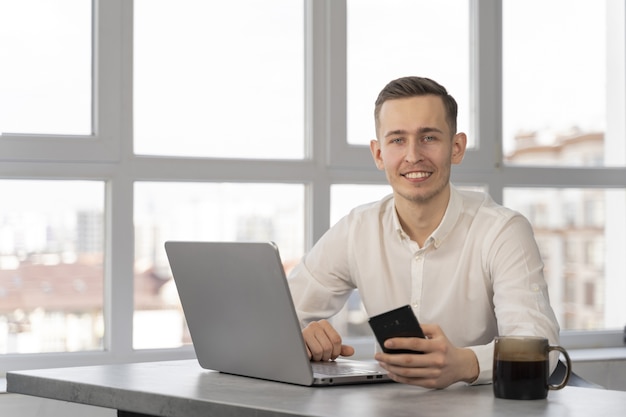 Uomo d'affari al lavoro