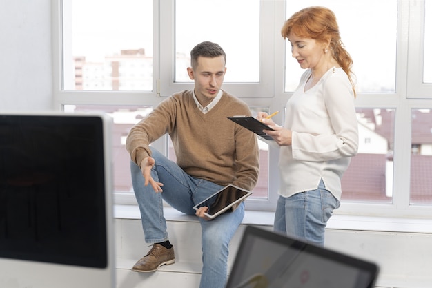 Uomo d'affari al lavoro