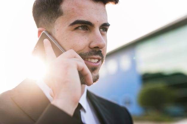 Uomo d&#39;affari al telefono