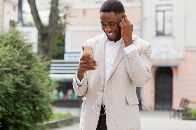 Uomo d'affari alla ricerca su smartphone