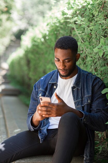 Uomo d'affari alla ricerca su smartphone